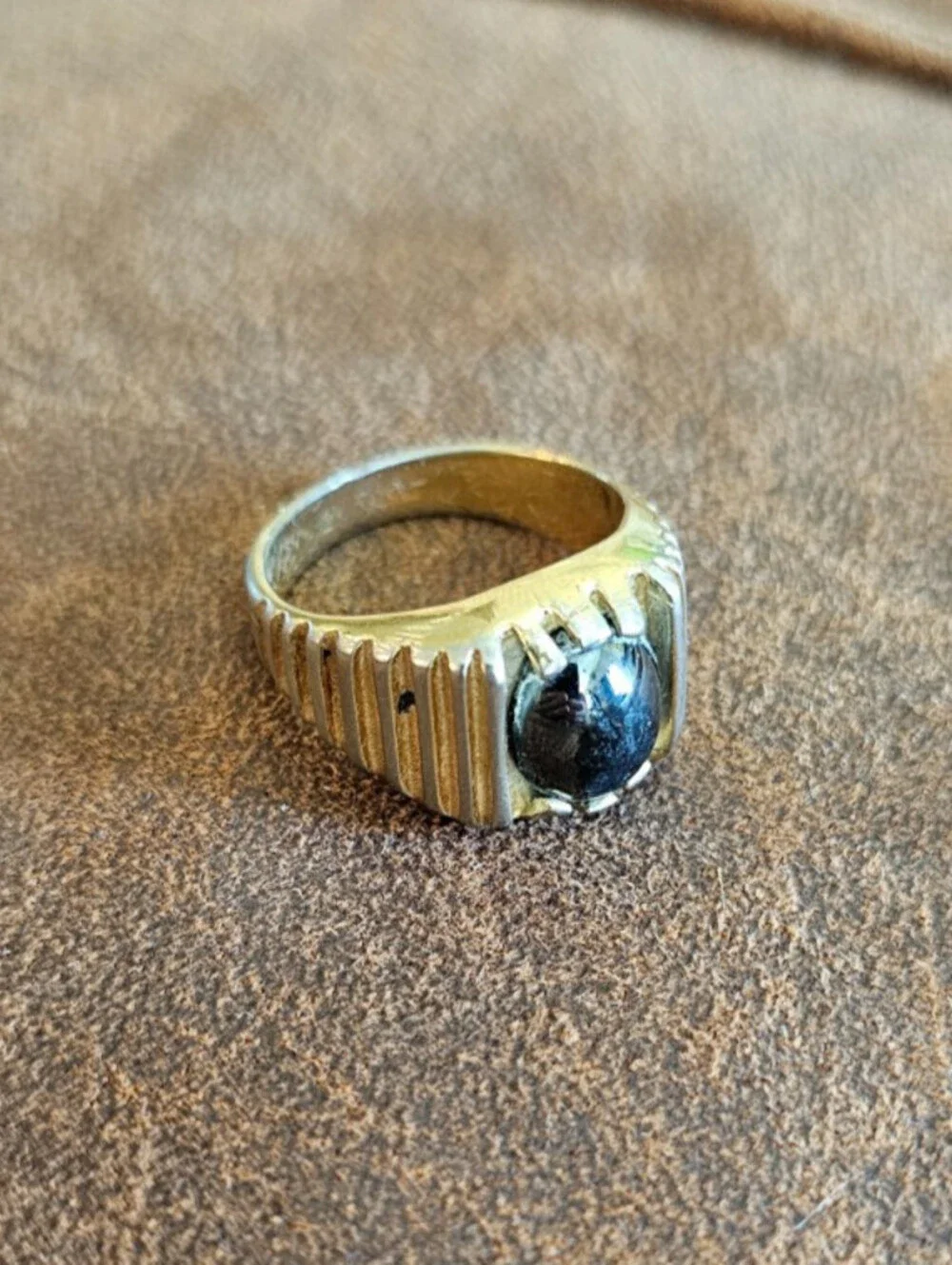 Vintage men’s Sz 12 ring featuring a polished, dark cabochon gem Gold Tone